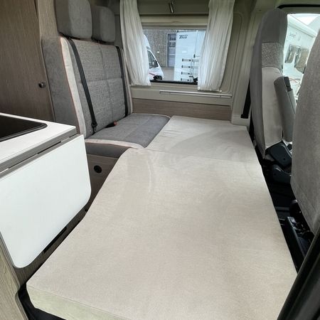 Der umbaubare Sitzbereich des Wohnmobils lässt sich in ein bequemes Bett verwandeln