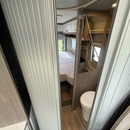 Indvendigt i en campingvogn med kompakt toilet og håndvask