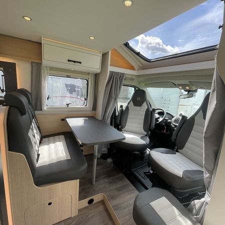 Indvendigt i en autocamper med stort tagvindue