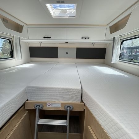 Indvendigt i en autocamper med to komfortable senge